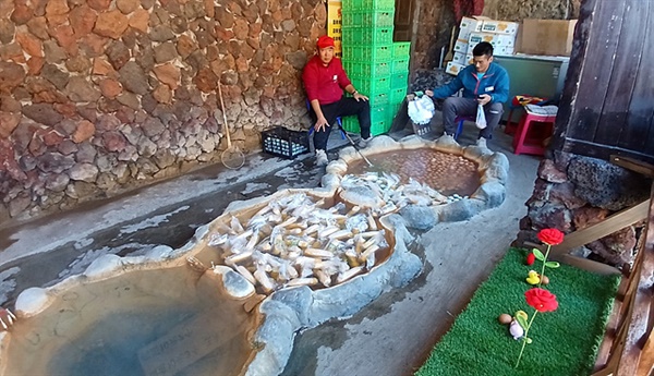 ▲ 백두산 온천수로 삶은 옥수수와 계란을 팔고있는 상인들 ⓒ 오문수