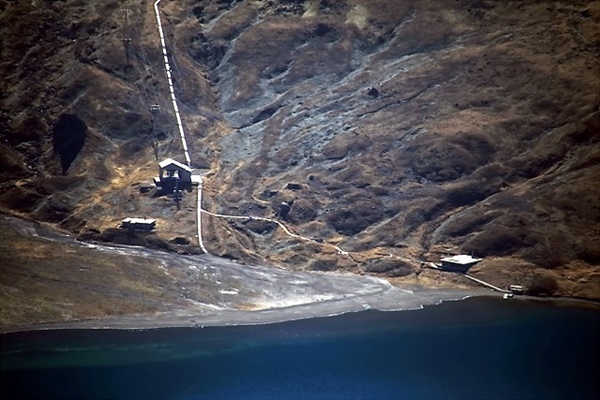 ▲ 2018년 9월 20일에 열린 평양남북정상회담 당시 두 정상이 백두산 정상에 올랐다가 천지까지 내려갔던 건물이 보이는 북한쪽 천지 모습 ⓒ 안동립