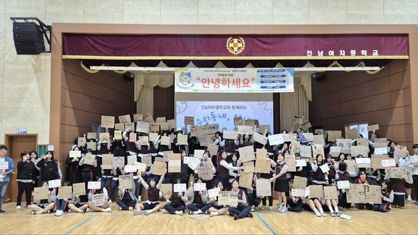 ▲  여수지역 종합사회복지관과 함께 인사캠페인 “우리동네 안녕”을 진행하고 있다.