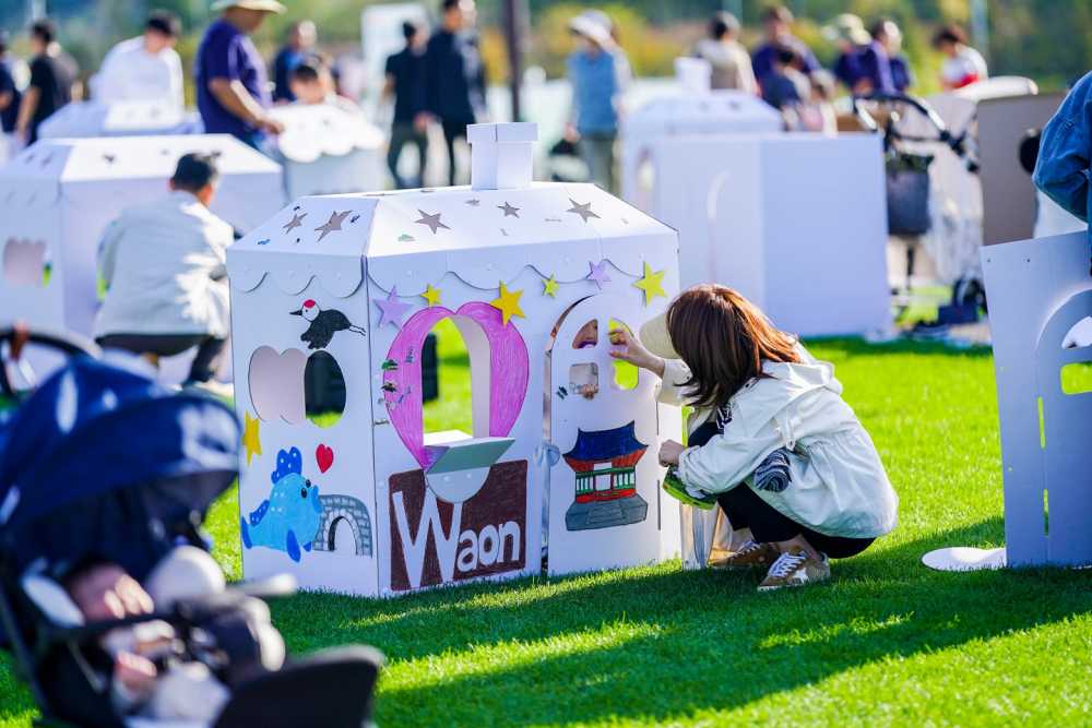 ▲축제기간 동안 그린아일랜드에서 세계유산 종이집 만들기 체험이 진행됐다 ⓒ순천시