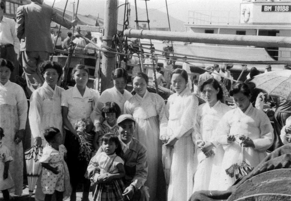 ▲ 지남호 출항 환송식에 나온 남상규씨 가족 사진 ⓒ 한국원양산업협회