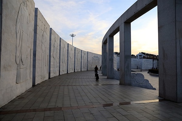 ▲ 돈화시 중심가에 세워진 발해국왕들의 조각상 모습 ⓒ 안동립