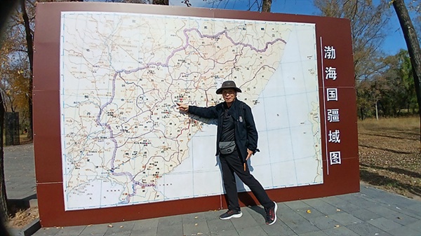 ▲ 일행의 리더인 동아지도 대표 안동립씨가 '발해국강역도'를 가리키며 발해국 행정구역에 대해 설명하고 있다. ⓒ 오문수