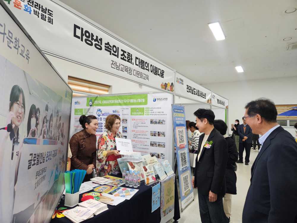 ▲ 전라남도교육감이 ‘2024 이중언어 페스티벌’ 홍보 부스를 둘러보고 있다.ⓒ전라남도교육청