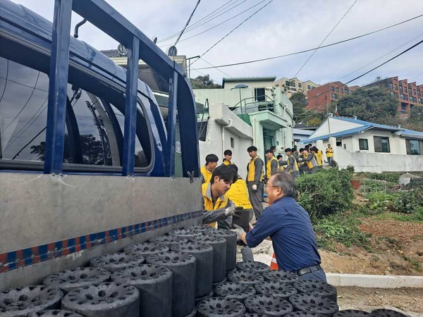 ▲여수한영대학교 학생들, 사랑의 연탄 배달로 나눔 실천 모습 ⓒ여수시