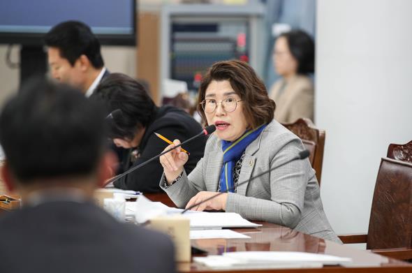 ▲11월 1일 김화신 의원이 감사관실 소관 행정사무감사를 통해 질문을 하고 있다.ⓒ전라남도의회