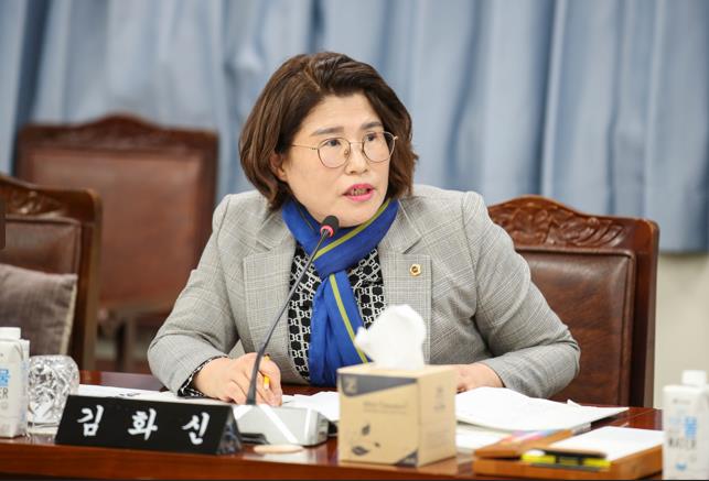 ▲ 11월 1일 김화신 의원이 도민행복소통실 소관 행정사무감사를 통해 질문을 하고 있다. ⓒ전라남도의회