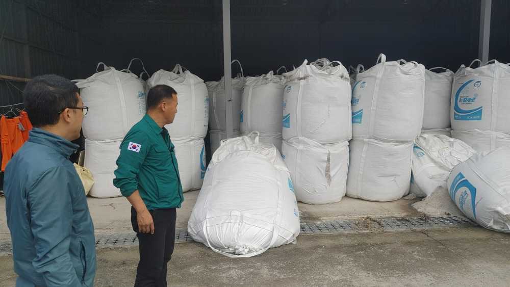 ▲시 관계자가 지난 29일 도로관리센터를 방문하여 친환경 제설제를 점검하고 있다. ⓒ순천시