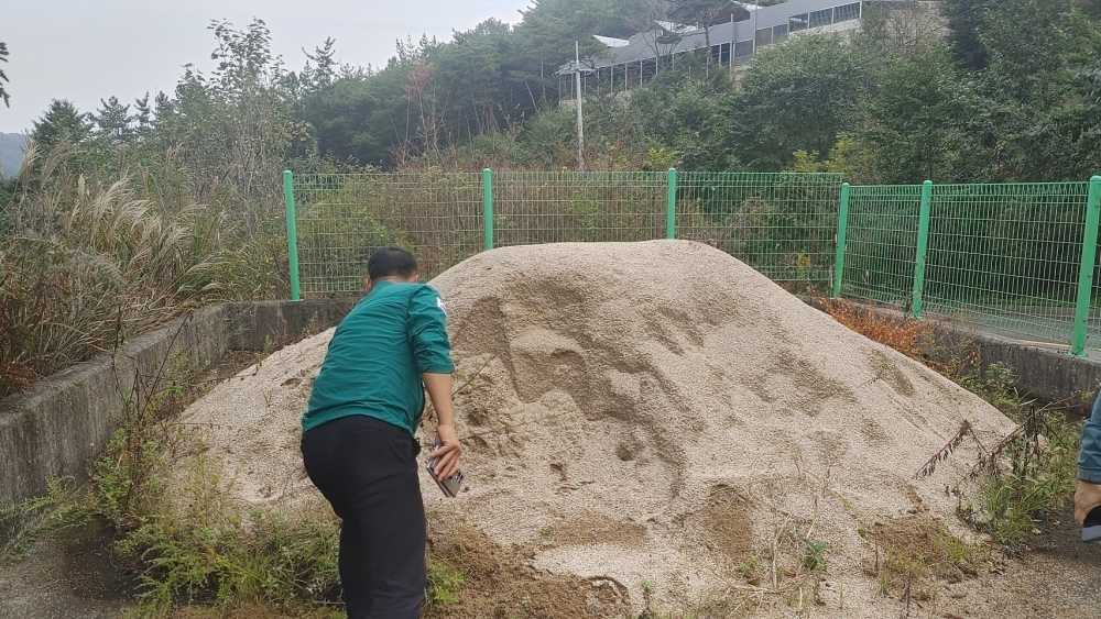 ▲ 시 관계자가 지난 29일 땅고개길을 방문하여 제설제 보관 현황 등을 점검하고 있다. ⓒ순천시