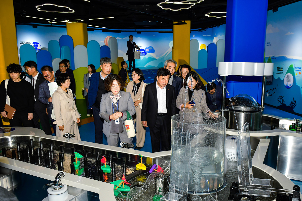 ▲ 정기명 여수시장이 내년 1월 2일 개관을 앞둔 전국 최초 해양 기상을 주제로 한 ‘국립여수해양기상과학관’을 사전 방문했다.ⓒ 여수시