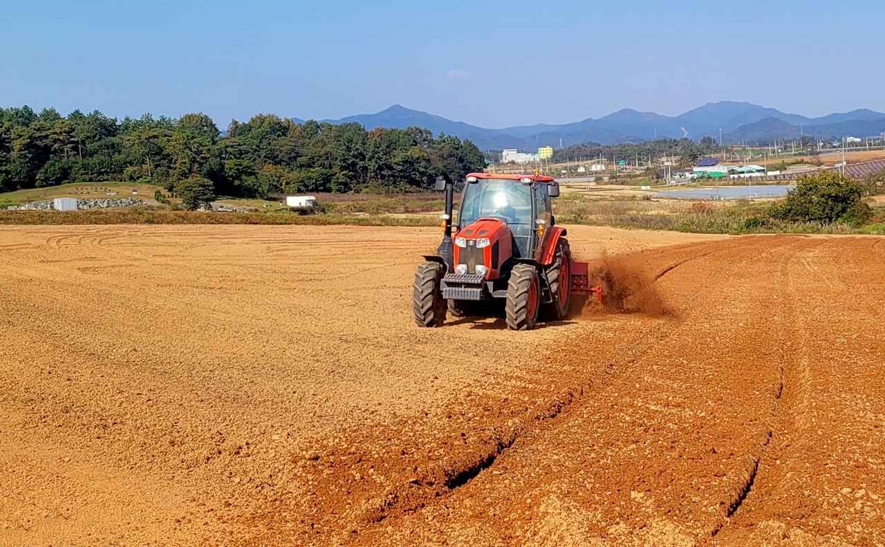 ▲ 맥류 파종지 정비 ⓒ전라남도