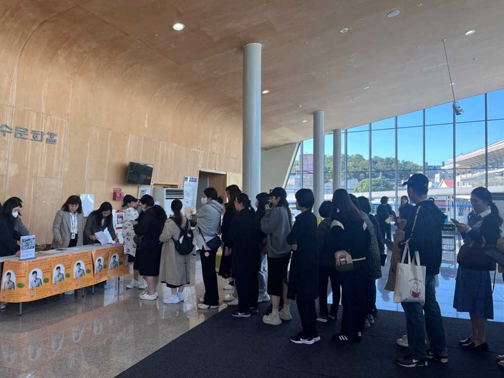 ▲  지난 6일 여수문화홀에서 진행한 ‘토크와 음악이 있는 박지헌의 공감육아’ 강연에 임산부와 신혼·예비부부, 난임·출산가정 등 230여 명이 참여했다.ⓒ여수시