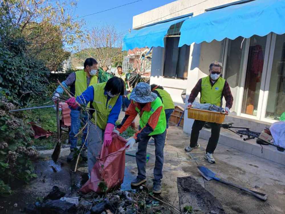 ▲ 돌산읍 지역사회보장협의체, 기초수급자 가구 청소 봉사ⓒ여수시