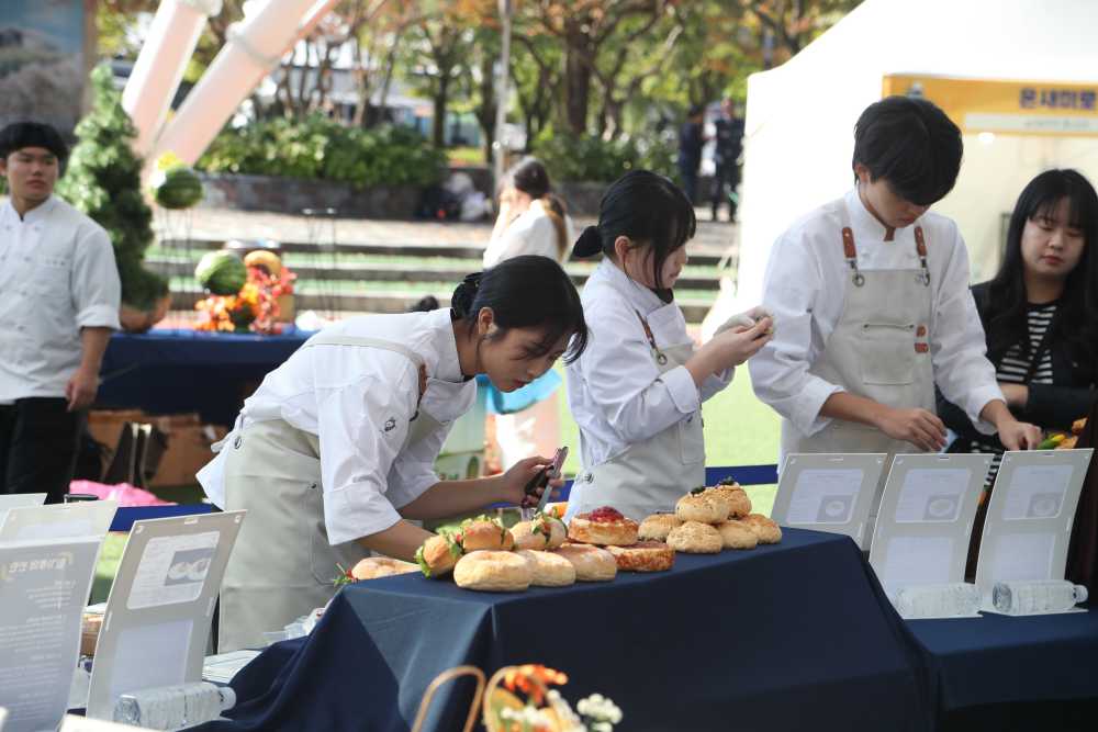 ▲  ‘제2회 학생 요리&전시 경연대회’가 지난 5일 곡성기차마을에서 열띤 경쟁 속에 치러졌다.ⓒ전라남도교육청