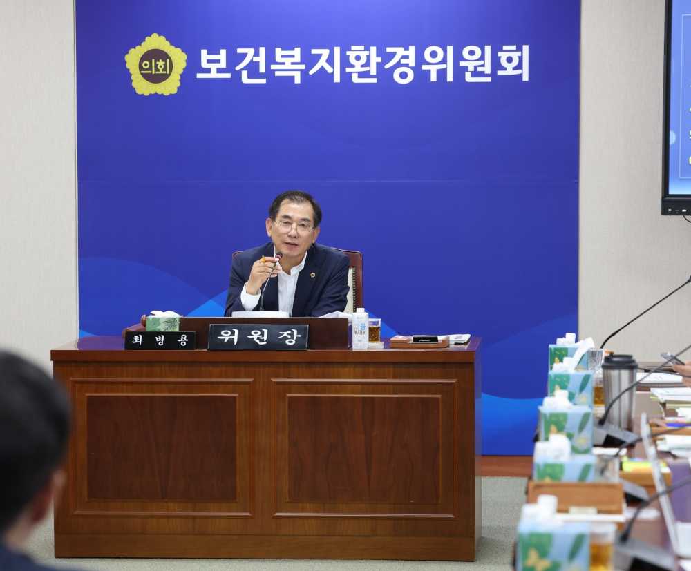 ▲.최병용 전남도의원이 지난 11월 5일, 보건복지환경위원회 회의실에서 열린 환경산림국 행정사무감사에서 질의하고 있다ⓒ전라남도의회