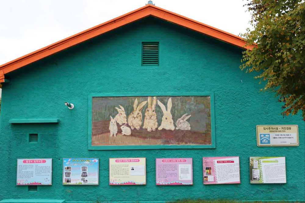 ▲ 산토끼벽화와 산토끼 동요 탄생에 대한 안내 벽화 ⓒ 박귀단