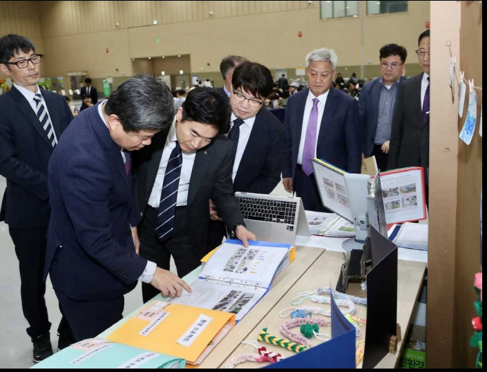 ▲ 김대중 교육감이 전남환경교육 성과 자료를 살펴보고 있다.ⓒ전라남도교육청