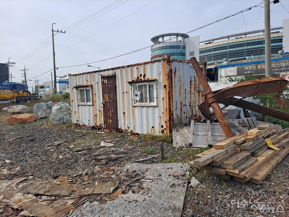 ▲불법 적치물인 컨테이너와 어구 돌 등이 널브러져 있다. ⓒ조찬현