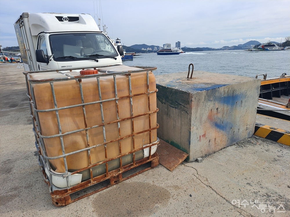 ▲거대한 폐유통과 기중기 균형추로 추정되는 시멘트 구조물이 한 개 차로를 점유하고 있다. ⓒ조찬현