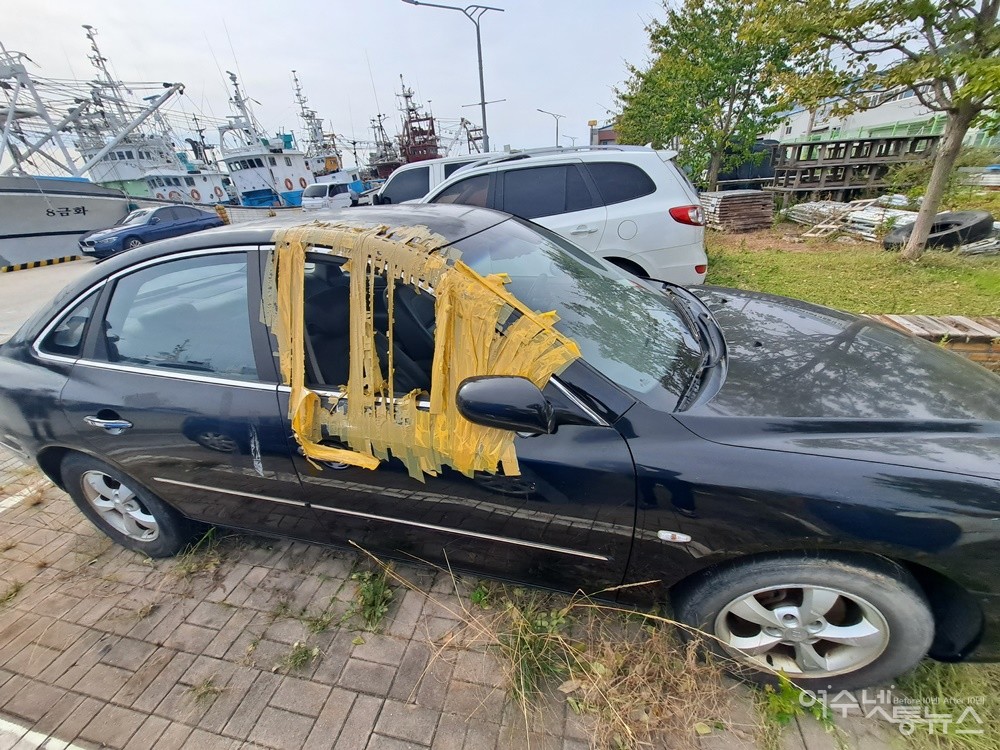 ▲창문이 깨진 채 버려진 승용차가 도시 미관을 해치고 있다. ⓒ조찬현