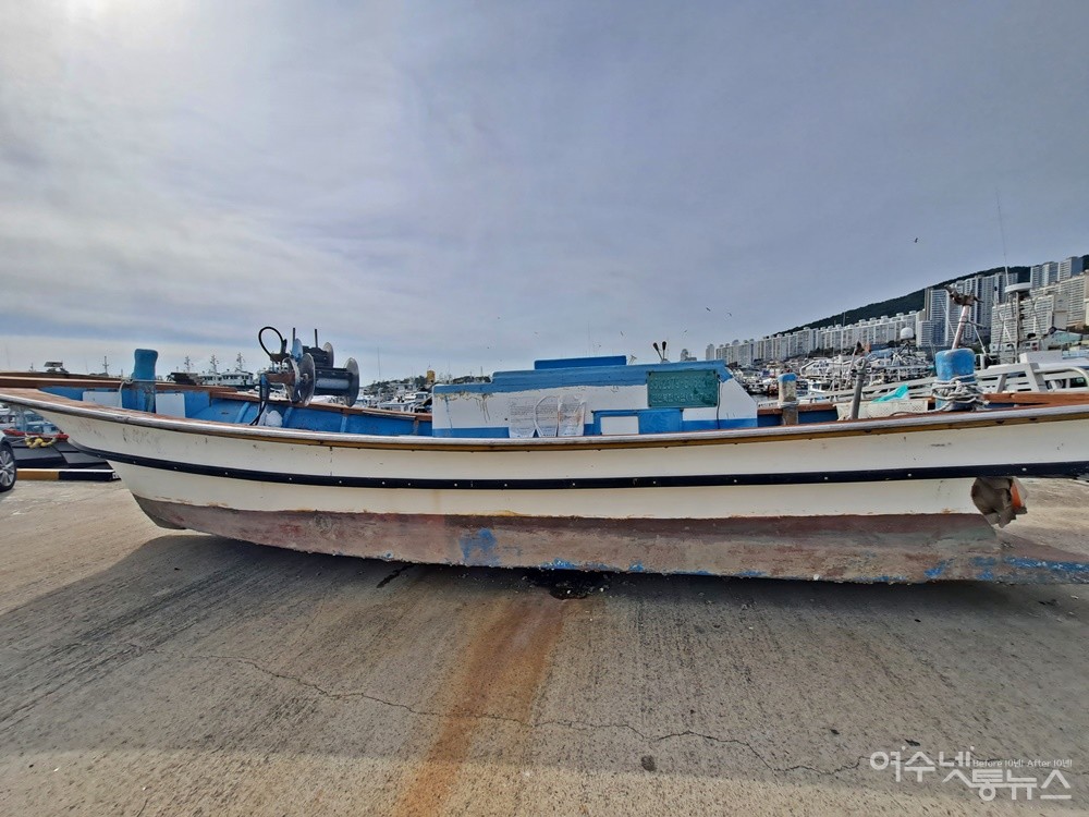 ▲ 뭍으로 올라온 어선에도 계고장이 3개나 나붙었다. ⓒ조찬현