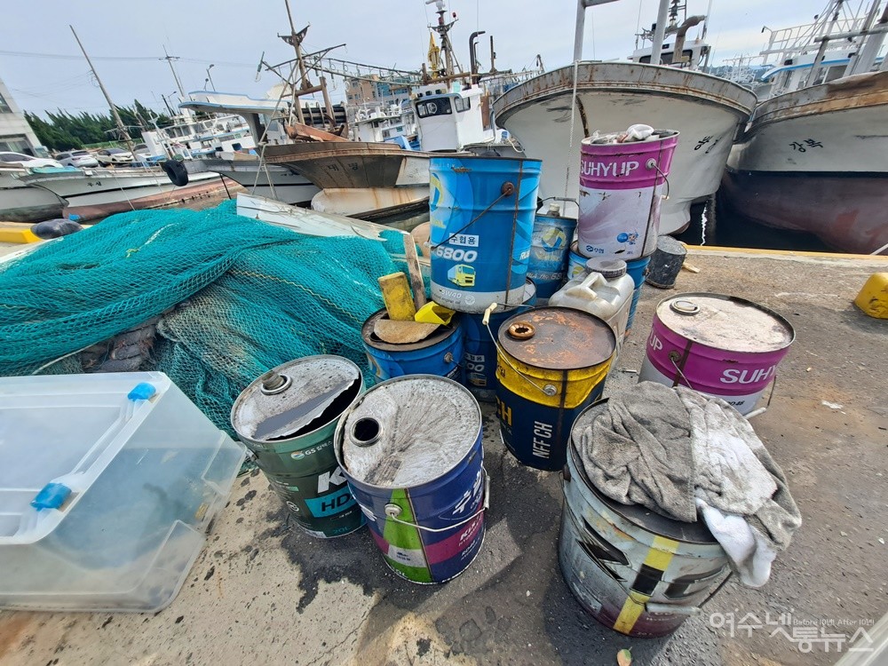 ▲폐유통이 놓인 도로에는 폐유가 흘러넘친 자국이 선명하다.  ⓒ조찬현