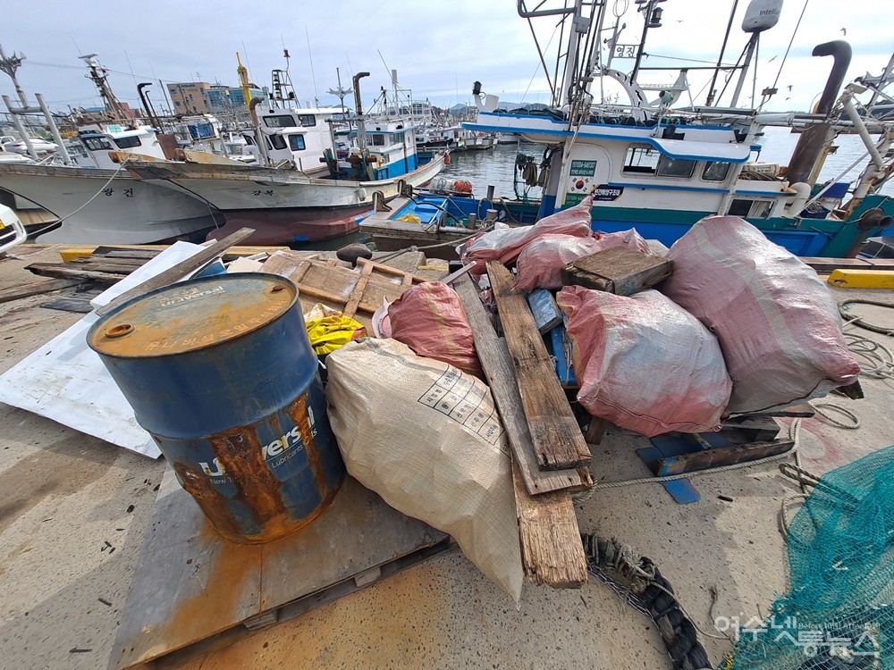 ▲불법 적치된 목재와 폐유통 그리고 생활쓰레기다.  ⓒ조찬현