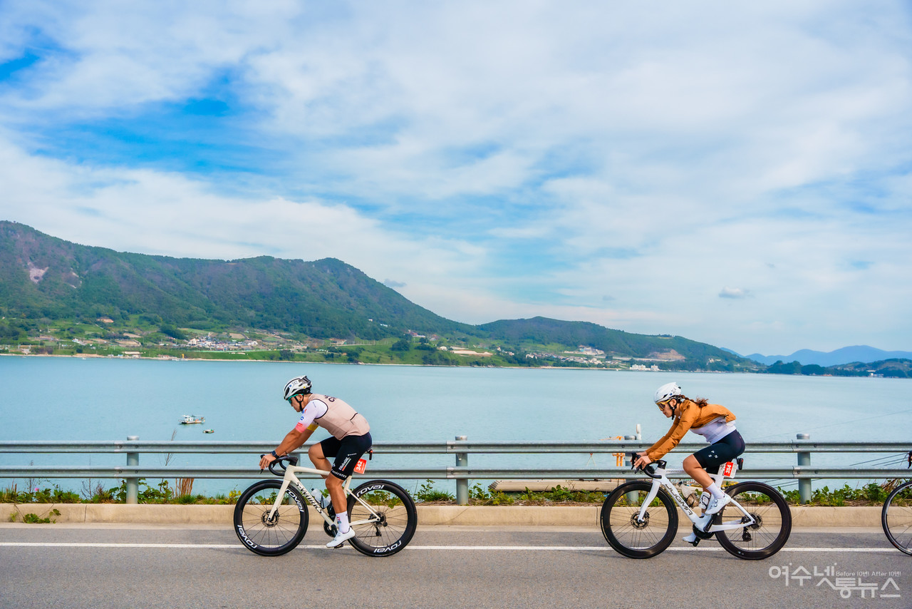 ▲ 아름다운 여수의 바다위를 달리는 환상적인 레이스에 총 2,250명이 참가한 섬섬여수 그란폰도대회 113km의 대장정이 시작되었다 ⓒ여수자전거연맹 제공