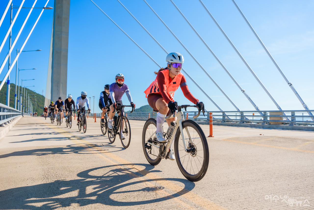 ▲ 아름다운 여수의 바다위를 달리는 환상적인 레이스에 총 2,250명이 참가한 섬섬여수 그란폰도대회 113km의 대장정이 시작되었다 ⓒ여수자전거연맹 제공