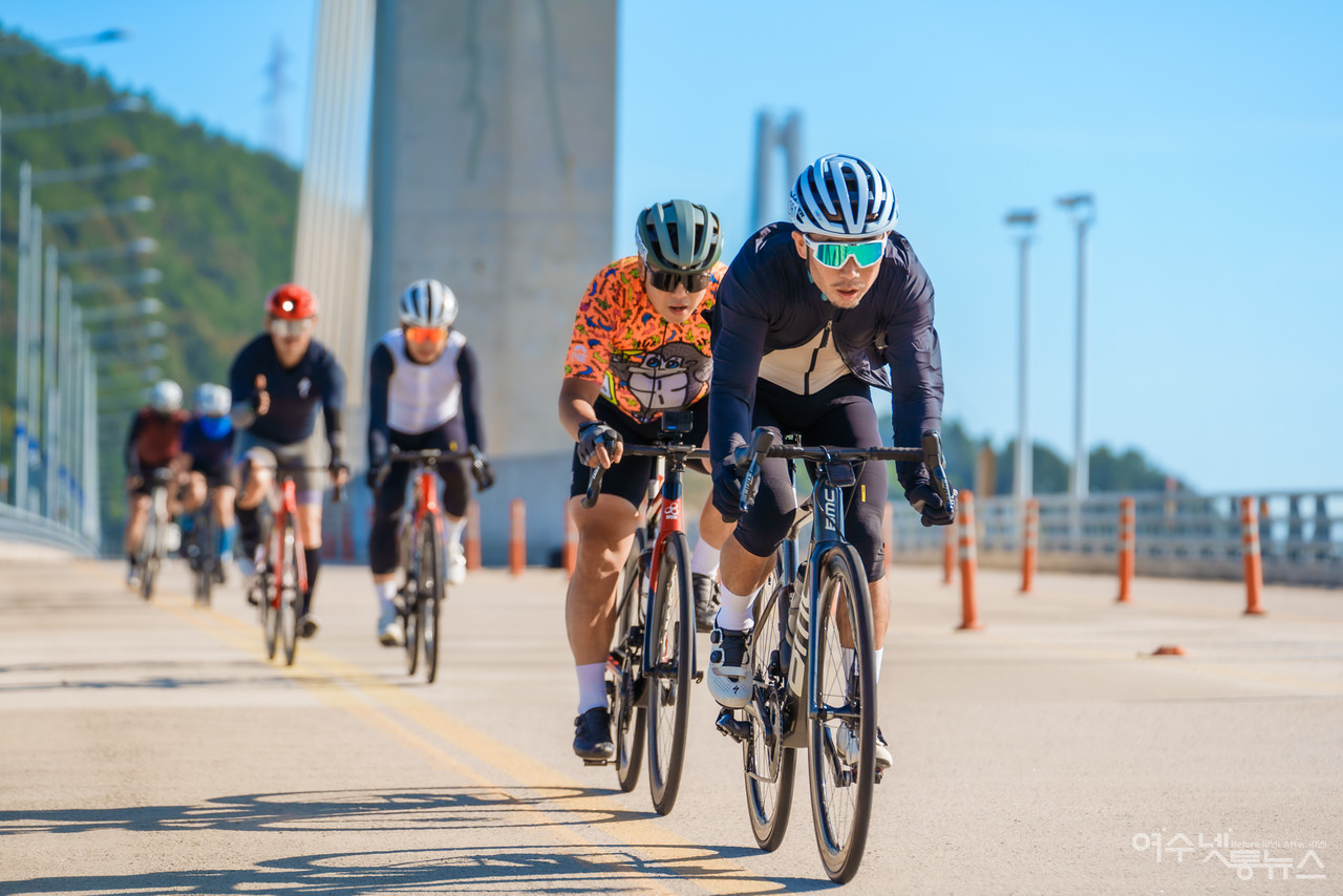 ▲ 아름다운 여수의 바다위를 달리는 환상적인 레이스에 총 2,250명이 참가한 섬섬여수 그란폰도대회 113km의 대장정이 시작되었다 ⓒ여수자전거연맹 제공