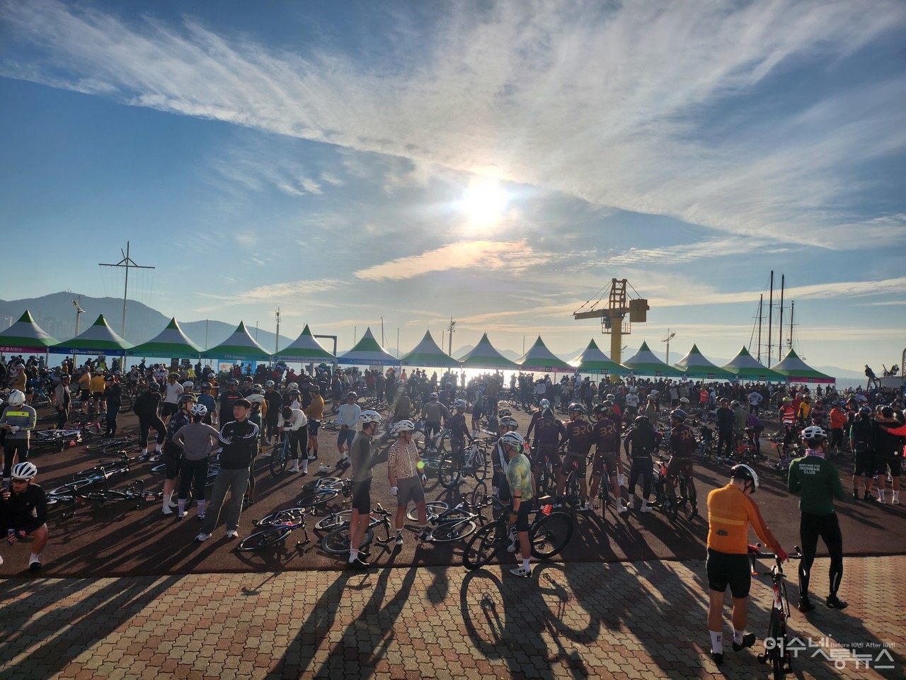 ▲ 아름다운 여수의 바다위를 달리는 환상적인 레이스에 총 2,250명이 참가한 섬섬여수 그란폰도대회 113km의 대장정이 시작되었다 ⓒ여수자전거연맹 제공