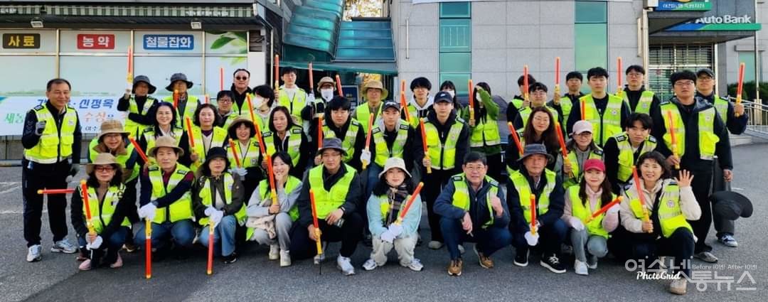 ▲ 행사 진행에 나선 사단법인 모두모아봉사대 교통봉사팀과 한영대생  ⓒ최호원 제공