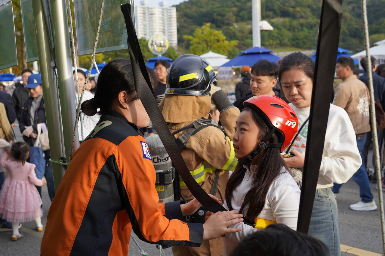 ▲여수소방서는 ‘제5회 2024 여수동동북축제’에서 119안전체험 한마당을 운영했다. ⓒ여수소방서