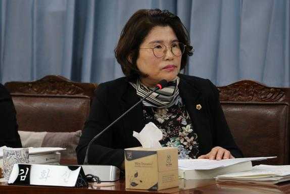 ▲ 지난 11월 8일 김화신 의원이 여순사건지원단 행정사무감사를 실시하고 있다.ⓒ전라남도의회