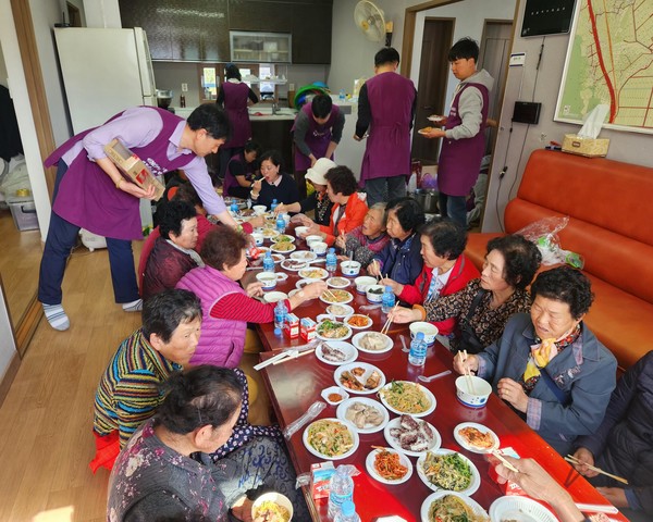 ▲ ⓒ자원봉사자가 정성스럽게 준비한 푸짐한 생신상