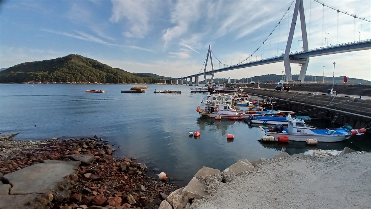 ▲ 필자가 서있는 곳이 '무카이집'이 있었던 곳으로 '무카이집'에서 소록도 '제비선창'까지는 1.1킬로미터 떨어져 있다. ⓒ 오문수