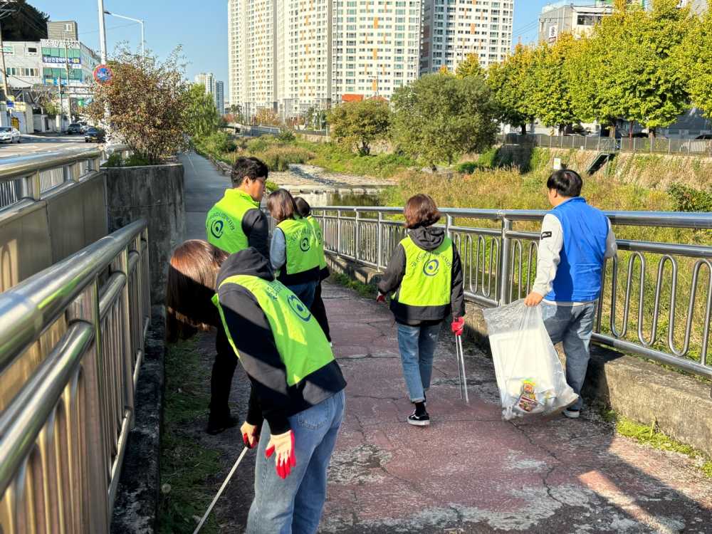 ▲ 전남교육청교육연수원 제21기 행정전문리더과정 연수생들이 봉사활동을 하고 있다.ⓒ전라남도교육청