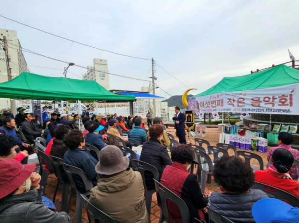 ▲여수시 중앙동 고소발전위원회는 지난 8일 지역 주민과 상인, 관광객 등 300여 명과 고소동 오포대 광장에서 ‘제6회 고소천사벽화마을 작은음악회’를 가졌다.  ⓒ여수시