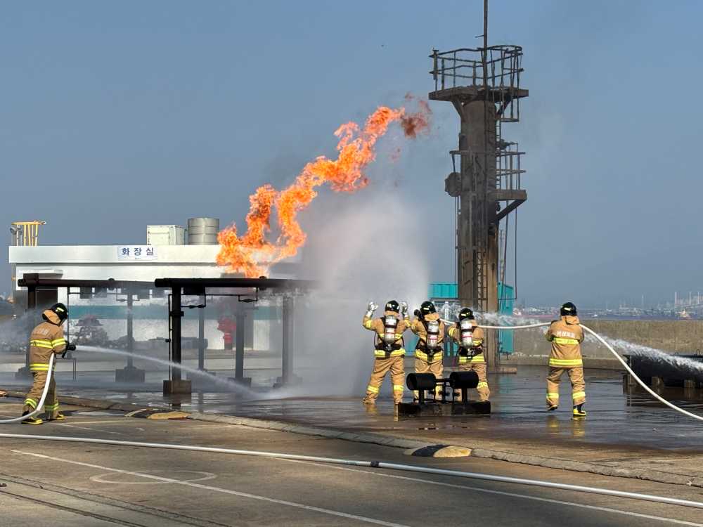 ▲ GS칼텍스 임직원들이 소방훈련대회에 참가하여 실전을 방불케 하는 화재진압 훈련을 하고 있다. ⓒGS칼텍스