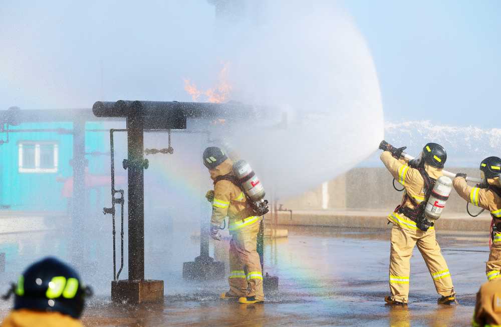 ▲GS칼텍스 임직원들이 소방훈련대회에 참가하여 실전을 방불케 하는 화재진압 훈련을 하고 있다.  ⓒGS칼텍스