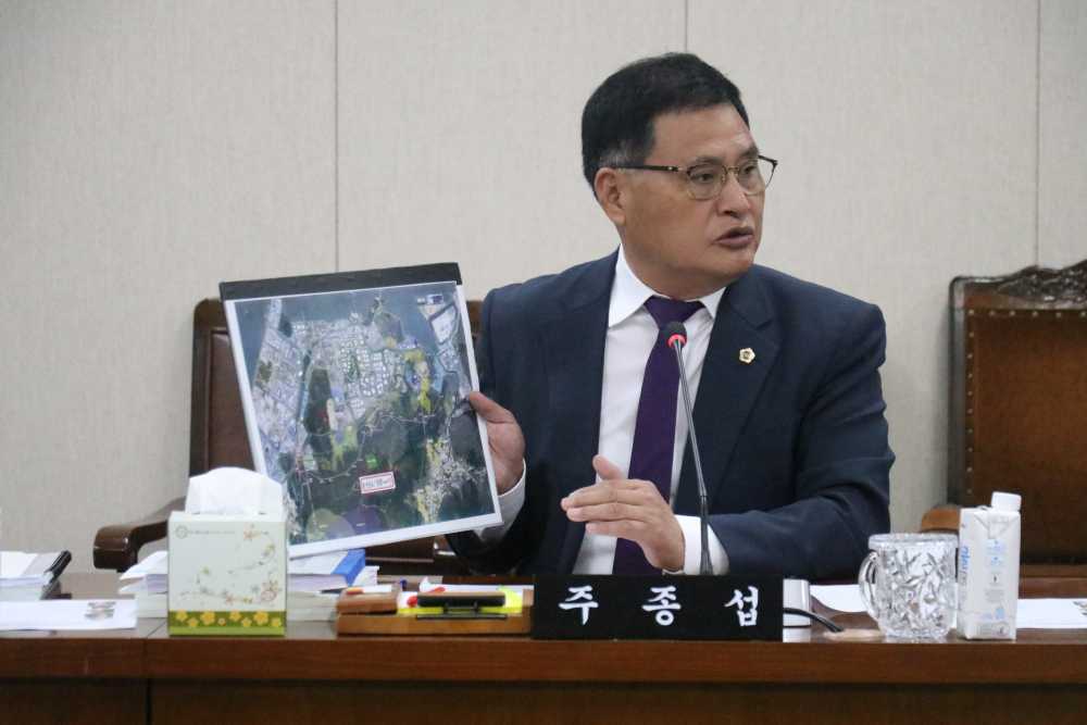 ▲ 주종섭 의원이 지난 11월 11일 일자리투자유치국 소관 행정사무감사에서 발언하고 있다ⓒ전라남도의회