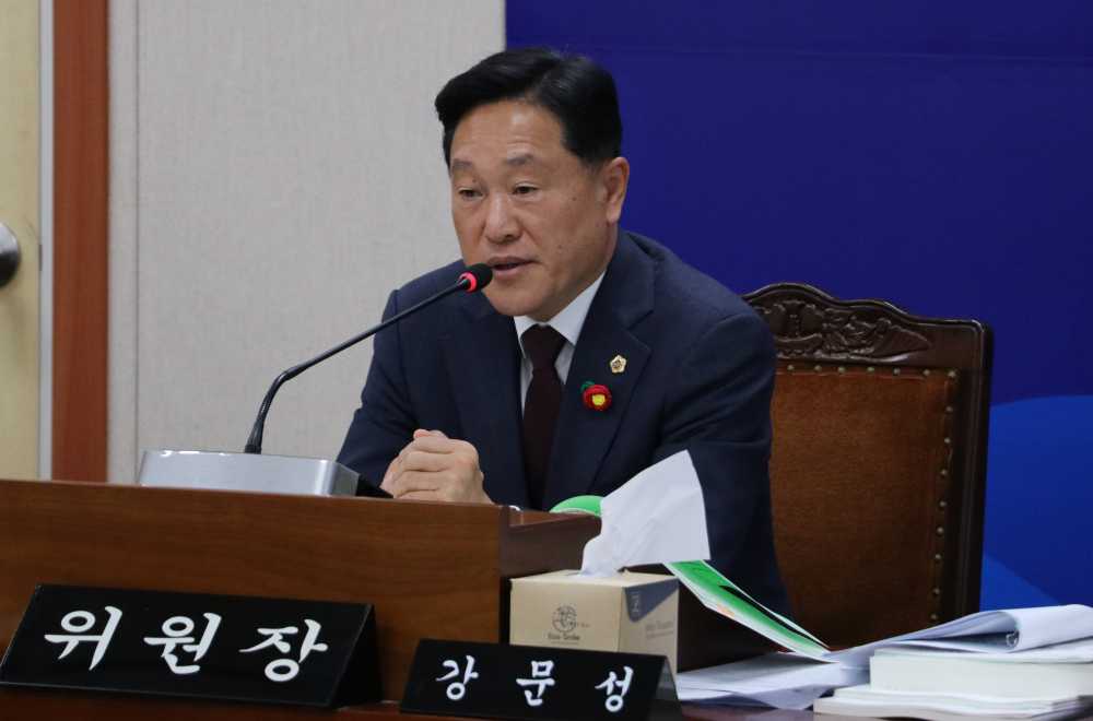 ▲ 강문성 기획행정위원장이 기획행정위원회 소관 기획조정실 행정사무감사를 주재하고 있다ⓒ전라남도의회