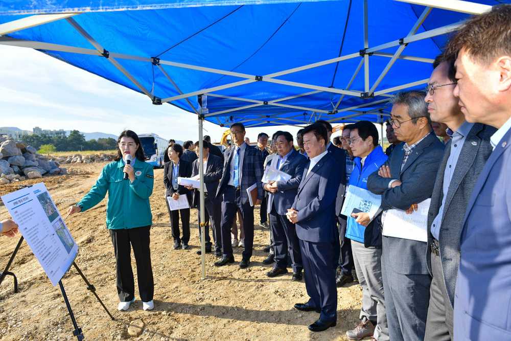 ▲ 여수시장이 돌산 진모지구 일대에서 섬박람회 주행사장 기반공사 추진현황을 보고받고 있다.ⓒ여수시