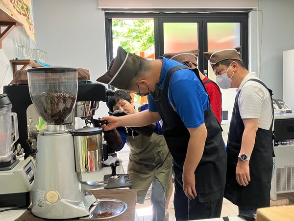 ▲ 범우이앤씨 지원으로 바리스타프로그램을 진행하고 있다. ⓒ 김연우