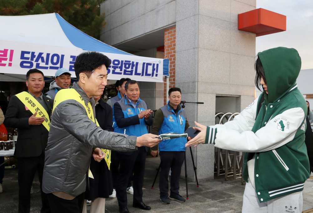 ▲ 김대중 전남교육감이 한 수험생에게 핫팩을 전하며 격려하고 있다.ⓒ전라남도교육청