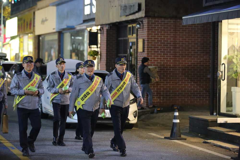▲  수능을 마친 학생들을 격려하고 응원하며 청소년 선도보호 캠페인에 참여하였다.ⓒ전라남도경찰청