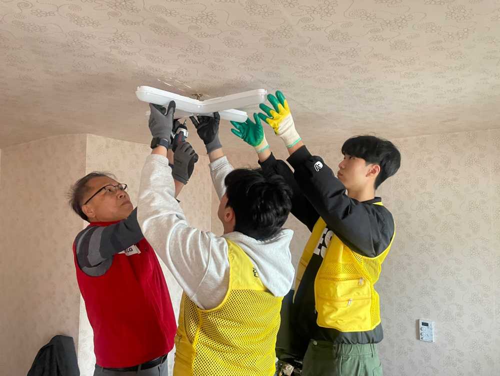 ▲ ㈜LG화학 화성품공장 봉사단과 한영대학교 재학생들의 봉사활동 모습ⓒ여수시