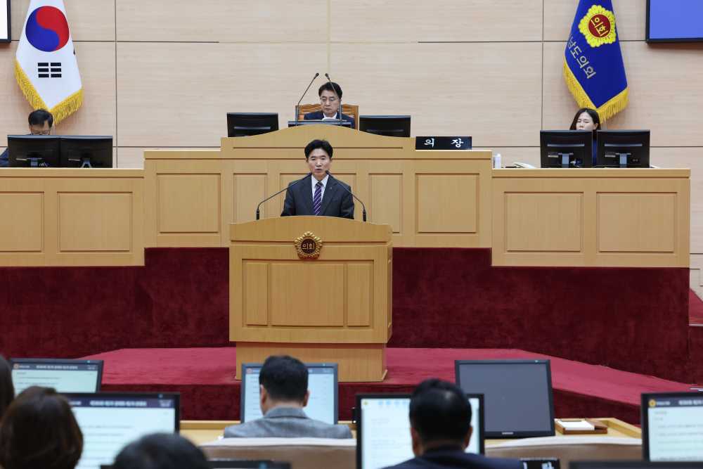 ▲ 전남교육감이 전라남도의회 제386회 제2차 정례회에서 2025년 전남교육 정책 방향을 설명하고 있다.ⓒ전라남도교육청