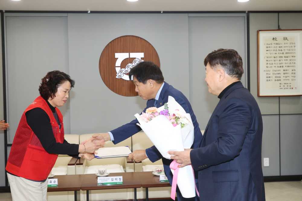 ▲전남대 환경관리직 노조, 폐지 모아 8년째 장학금 기부 모습  ⓒ전남대학교