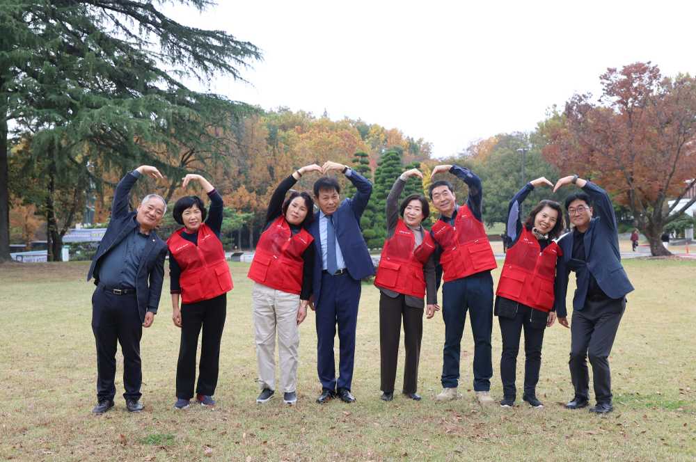 ▲전남대 환경관리직 노조, 폐지 모아 8년째 장학금 기부 모습  ⓒ전남대학교